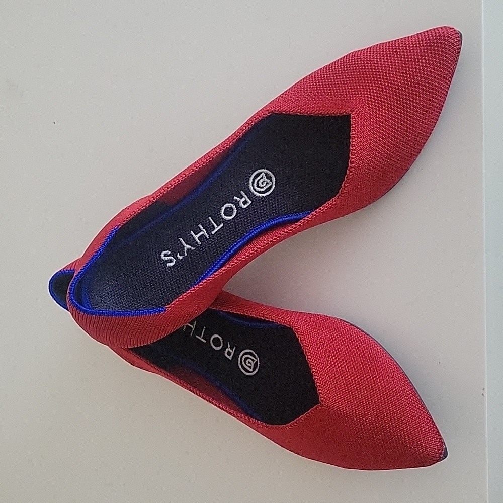 Pointed-toe flats